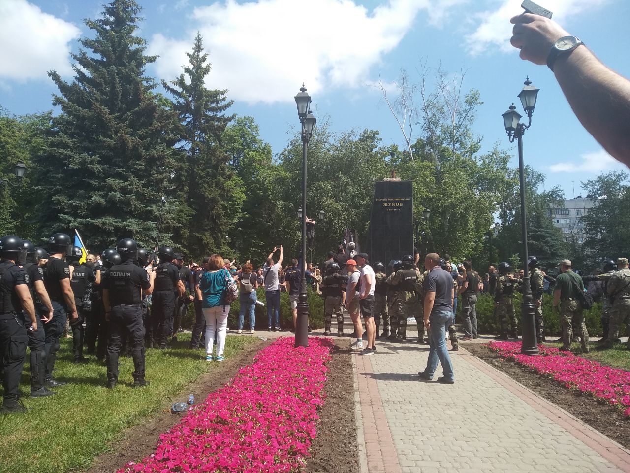 У Харкові повалили пам'ятник Жукову