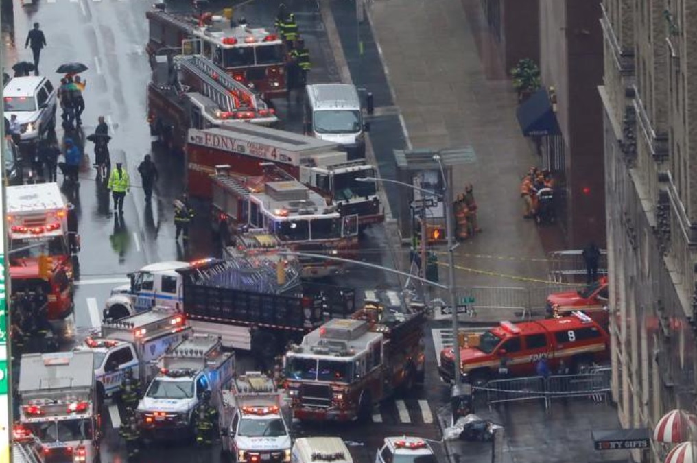 У Нью-Йорку вертоліт влетів у хмарочос, одна людина загинула (відео)
