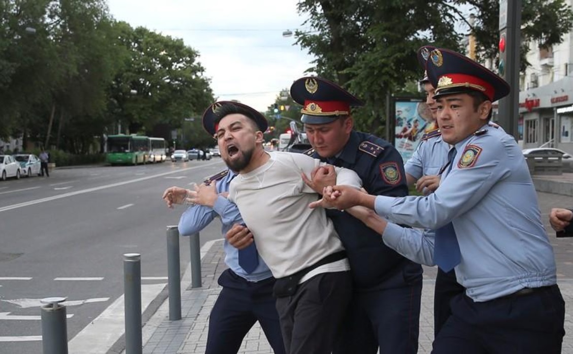 У Казахстані за три дні антиурядових протестів затримали близько тисячі людей