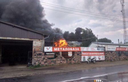 Пожежа поруч з заправкою у Київській області: загрози вибуху немає — ДСНС