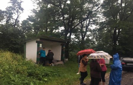 На Івано-Франківщині блискавка влучили у зупинку: троє людей загинули