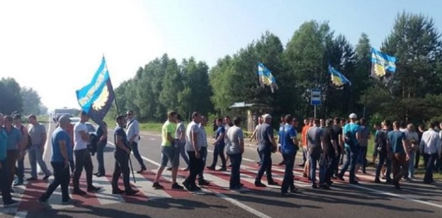 На Львівщині гірники перекрили міжнародну трасу, вимагають виплат зарплатні