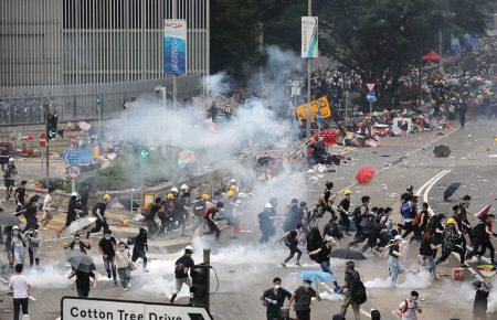 У Гонконгу під час масштабної акції до протестувальників застосували газ, повідомляють про поранених