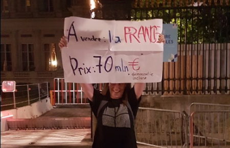 Українка влаштувала у Парижі одиночний протест під МЗС Франції через голосування за повернення Росії до ПАРЄ