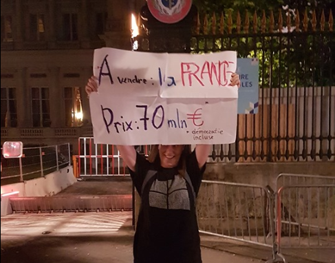 Українка влаштувала у Парижі одиночний протест під МЗС Франції через голосування за повернення Росії до ПАРЄ