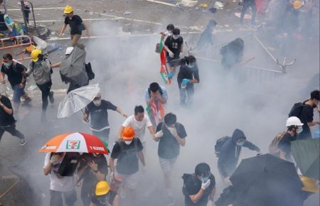Сльозогінний газ та гумові кулі: у Гонконгу під час протестів госпіталізували щонайменше 72 людини