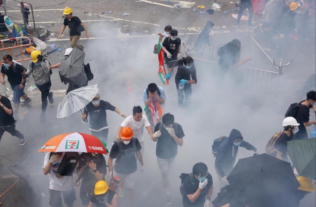 Сльозогінний газ та гумові кулі: у Гонконгу під час протестів госпіталізували щонайменше 72 людини