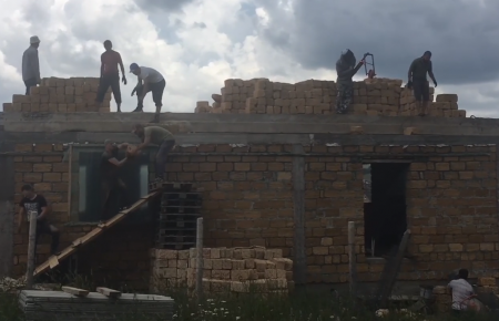 Активісти у Криму будують будинок для сім'ї затриманого Абдурахманова (відео)