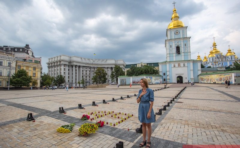 У пам'ять про жертв Іл-76 біля Михайлівського собору у Києві вишикували армійські чоботи