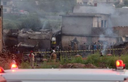 У Пакистані на житлові будинки впав літак: загинули 18 людей