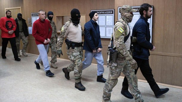 Російський суд продовжив арешт третій групі українських моряків