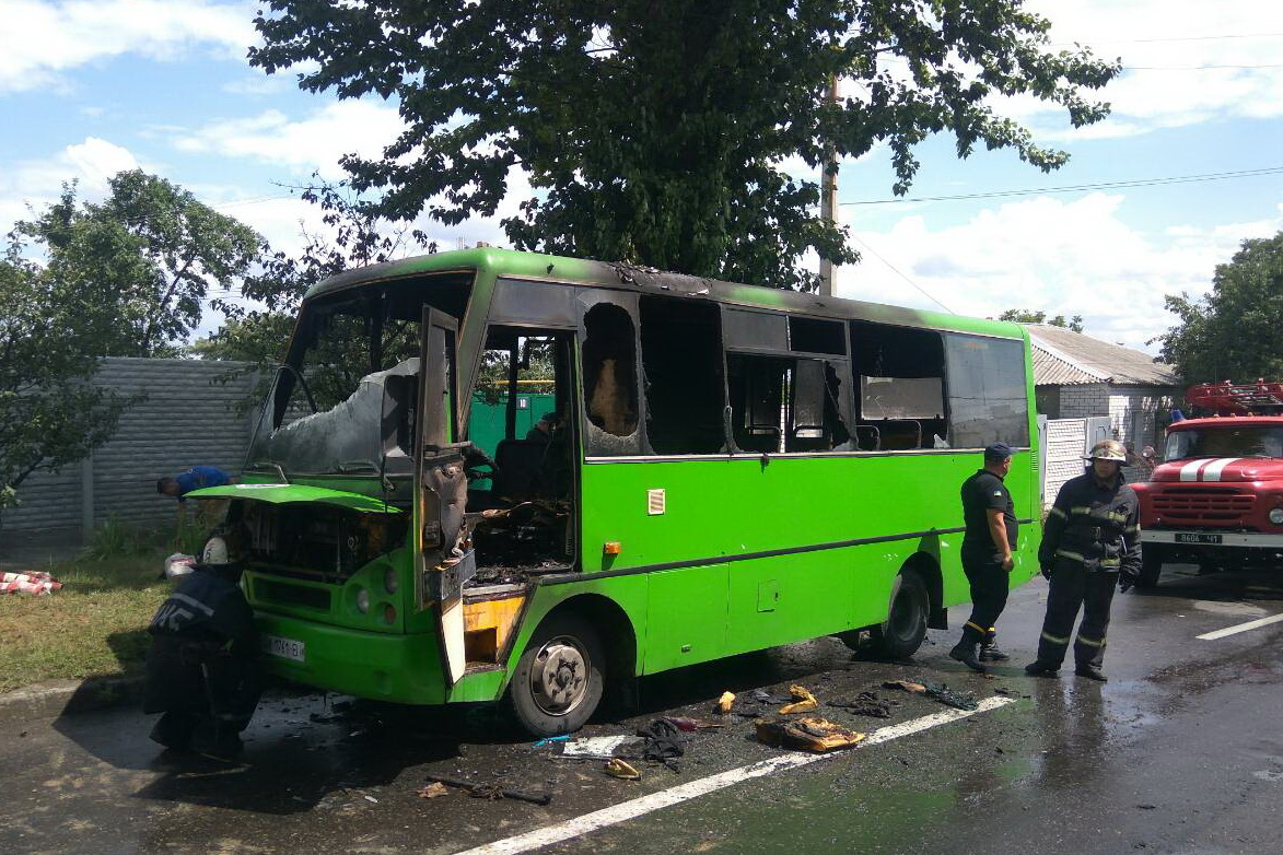 У Харкові під час руху загорілася маршрутка: салон вигорів, пасажири не постраждали