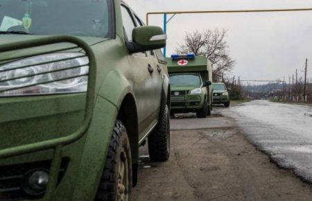 На Донбасі бойовики обстріляли санітарний автомобіль ООС: один військовий загинув, ще двоє поранені
