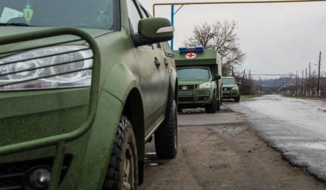 На Донбасі бойовики обстріляли санітарний автомобіль ООС: один військовий загинув, ще двоє поранені На Донбасі бойовики обстріляли санітарний автомобіль ООС: один військовий загинув, ще двоє поранені