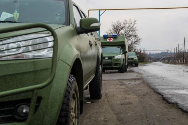 На Донбасі бойовики обстріляли санітарний автомобіль ООС: один військовий загинув, ще двоє поранені