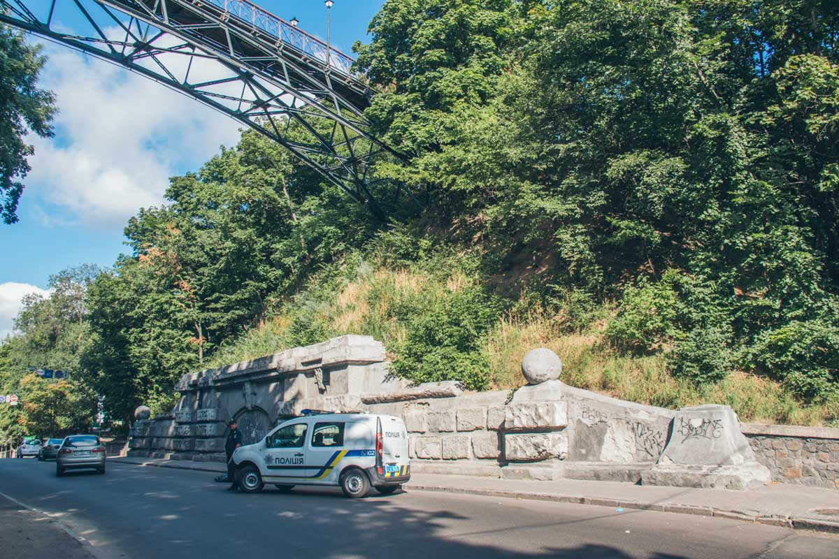 У Києві чоловік розбився на смерть, зістрибнувши з «Мосту закоханих»
