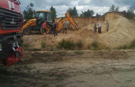 Двох дітей засипало піском через зсув піщаного кар'єру на Рівненщині