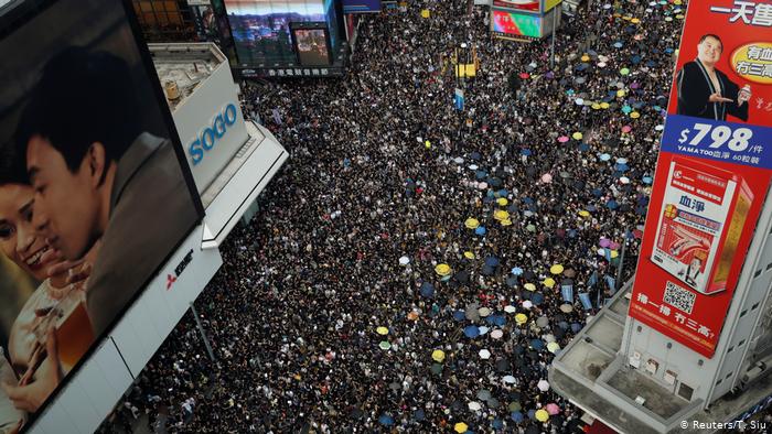 Гонконг: тисячі людей знову протестують проти законопроекту про екстрадицію