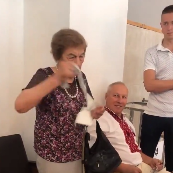 У Львові жінка порвала і намагалася з'їсти свій бюлетень (відео)