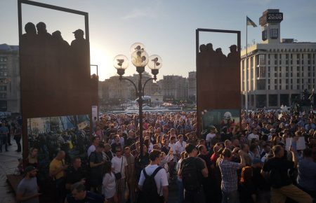 На Майдані Незалежності мітингують проти реєстрації кандидатами у нардепи Шарія та Клюєва