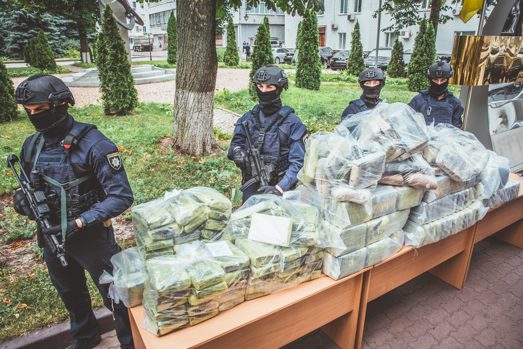 Поліцейські затримали учасників наркокартелю та вилучили 400 кг кокаїну