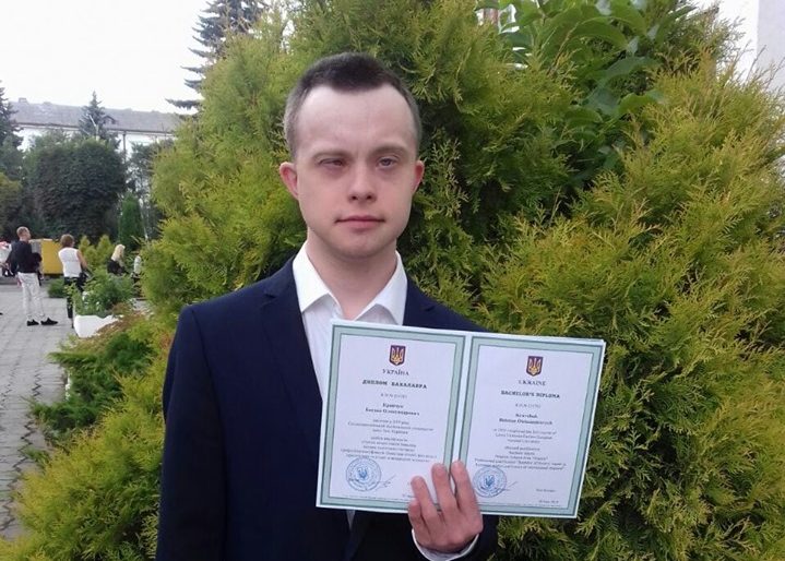 В Україні вперше хлопець із синдромом Дауна здобув вищу освіту та став бакалавром історії