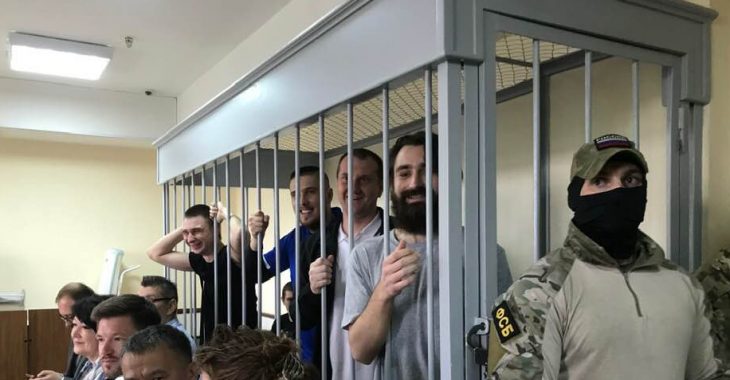 У Москві суд продовжив термін тримання під вартою першій групі полонених українських моряків У Москві суд продовжив термін тримання під вартою першій групі полонених українських моряків