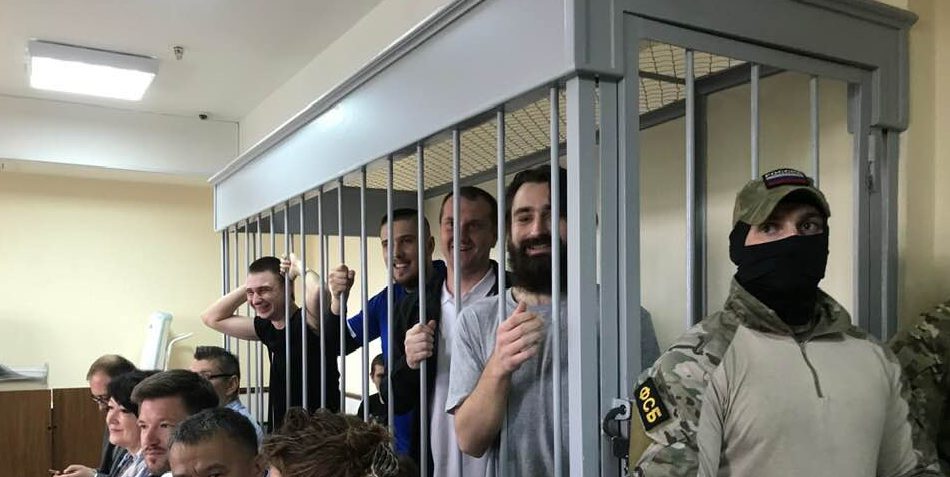 У Москві суд продовжив термін тримання під вартою першій групі полонених українських моряків