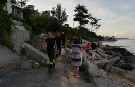 На пляжі в Одесі стався зсув ґрунту: рятувальники перевіряють, чи немає під завалами людей (фото)