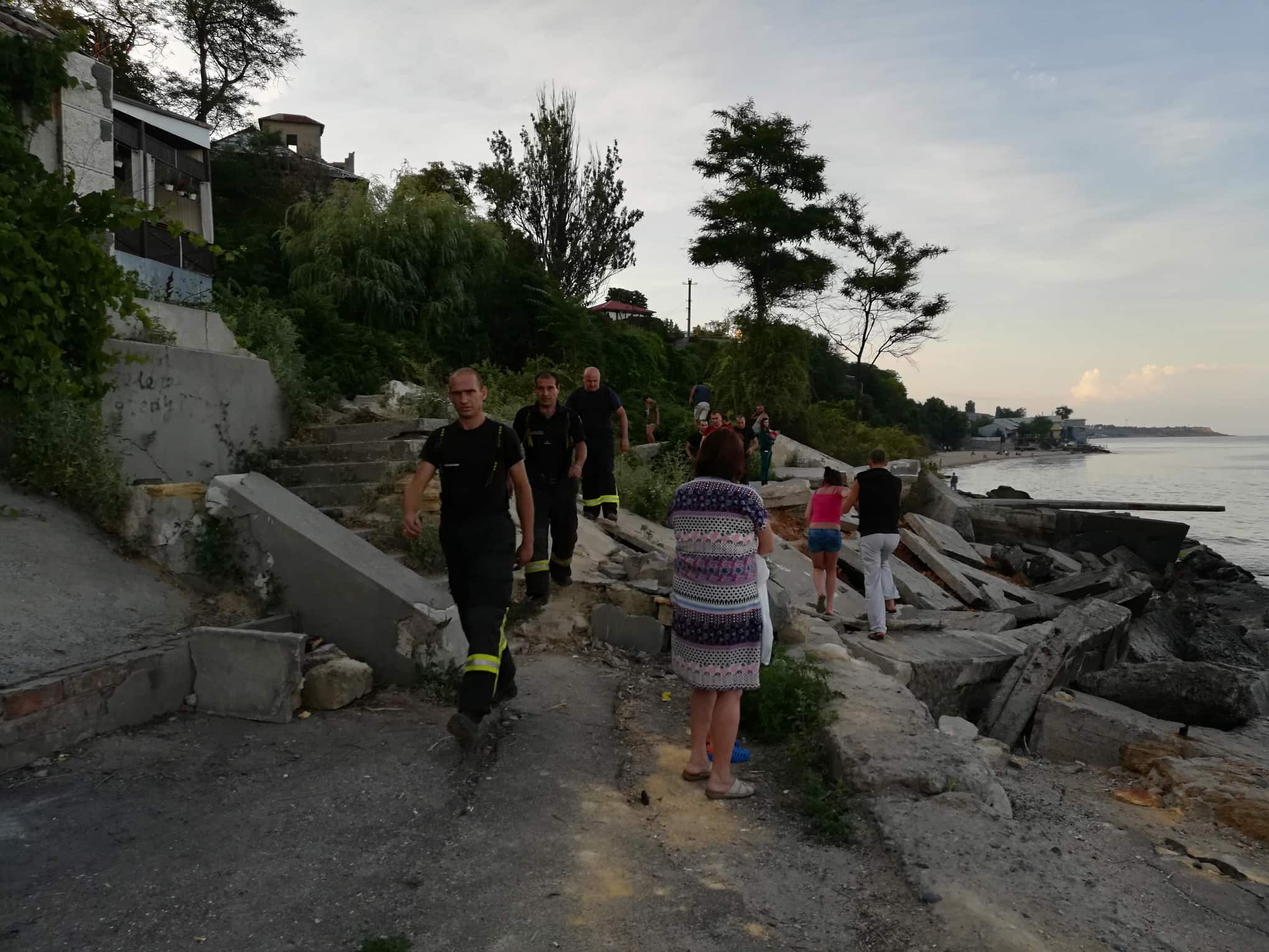 На пляжі в Одесі стався зсув ґрунту: рятувальники перевіряють, чи немає під завалами людей (фото)