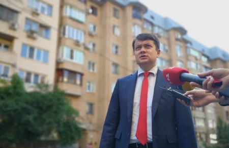 Глава партії «Слуга народу» Разумков на дільниці: «Говорити про коаліцію та прем'єрство ще рано»