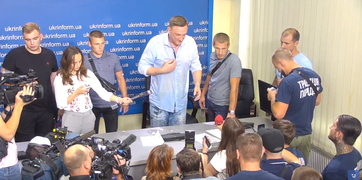Праворадикали закидали Андрія Аксьонова яйцями на прес-конференції щодо фальсифікацій на окрузі №50 у Покровську