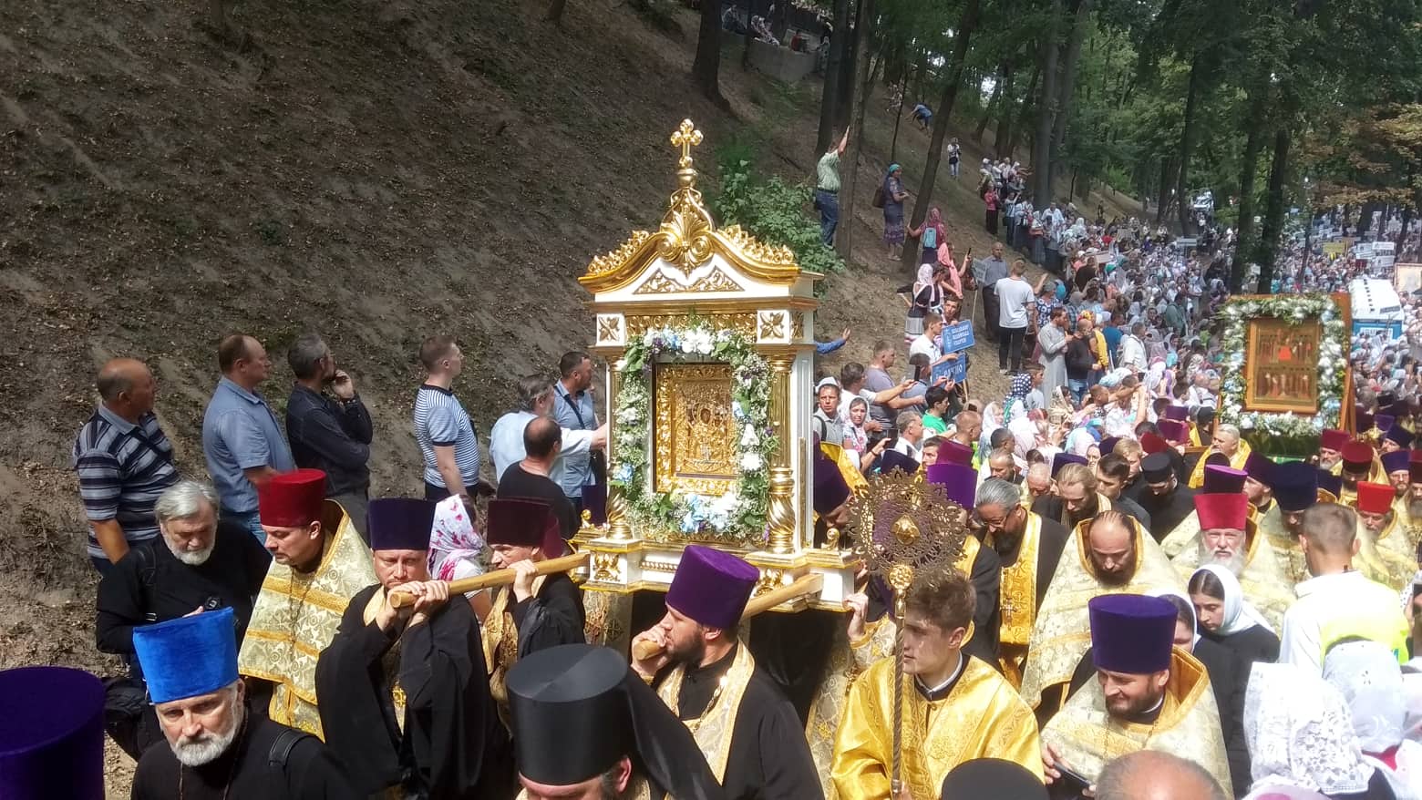 У Києві відбувається хресна хода з нагоди хрещення Київської Русі (фоторепортаж)