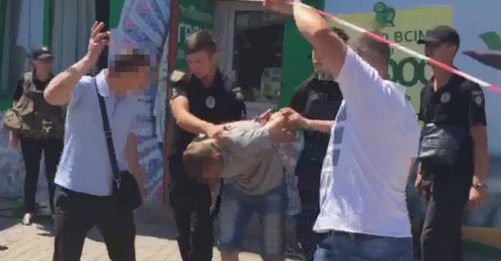 Перемовини тривали понад три години — поліція про звільнення заручниць в Одесі (відео) Перемовини тривали понад три години — поліція про звільнення заручниць в Одесі (відео)