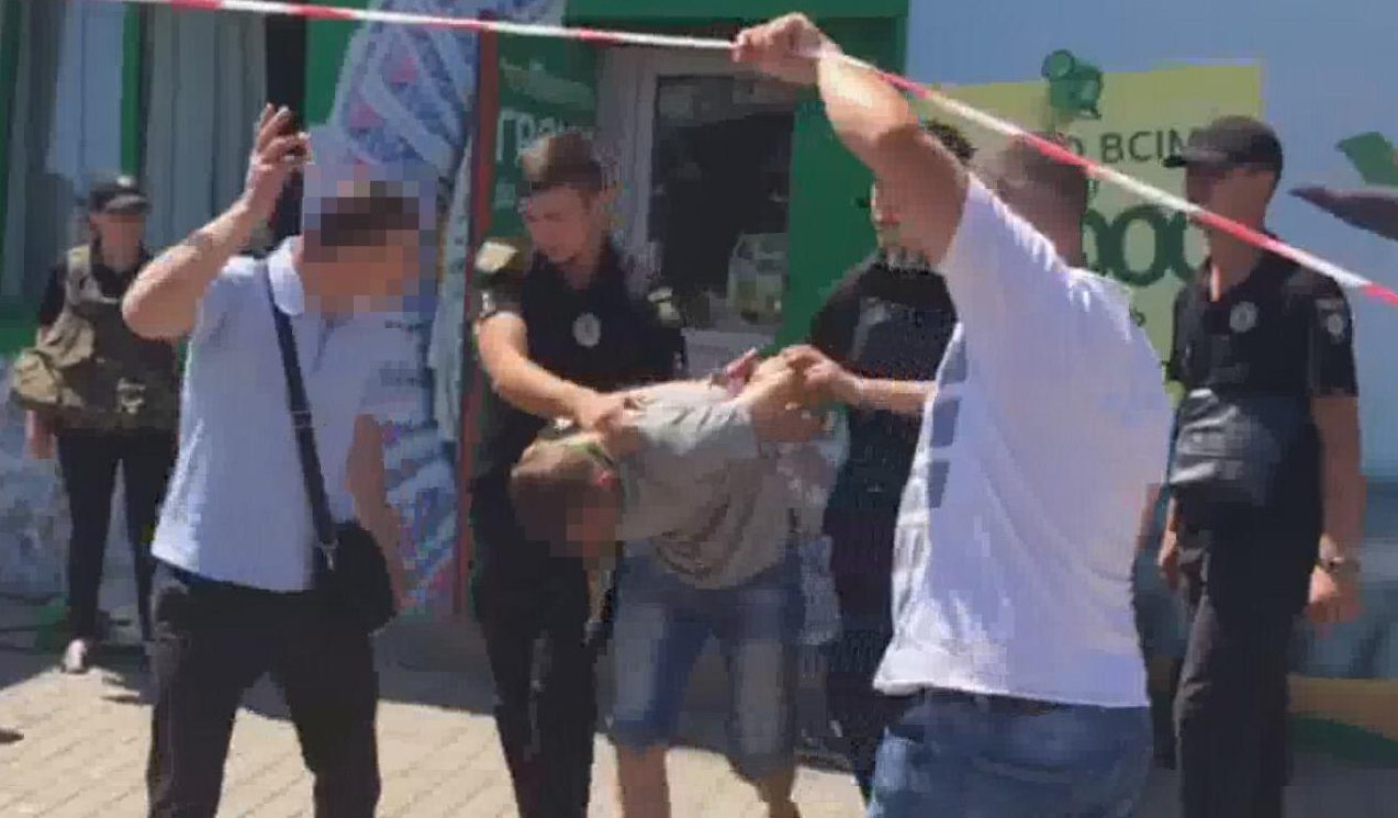 Перемовини тривали понад три години — поліція про звільнення заручниць в Одесі (відео)