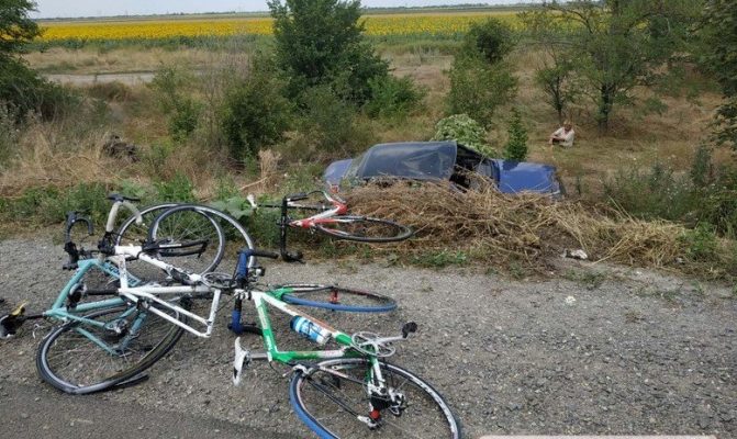 Під Миколаєвом авто в'їхало в групу дітей-велосипедистів — шестеро постраждали