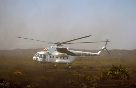 Українські пілоти посадили вертоліт на кратер найактивнішого вулкана Африки