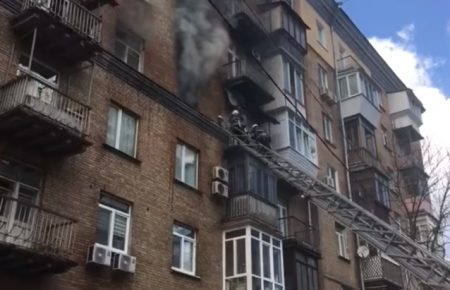 На Печерську в Києві сталася пожежа в багатоповерхівці, людей евакуювали