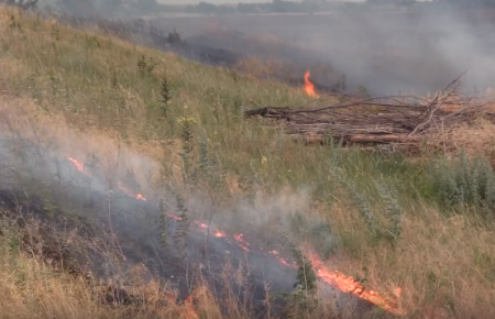 На Донбасі біля позицій українських військових сталася пожежа: детонували снаряди