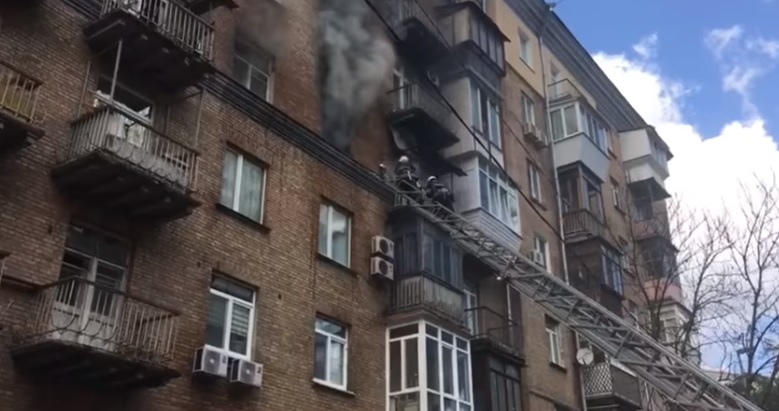 На Печерську в Києві сталася пожежа в багатоповерхівці, людей евакуювали
