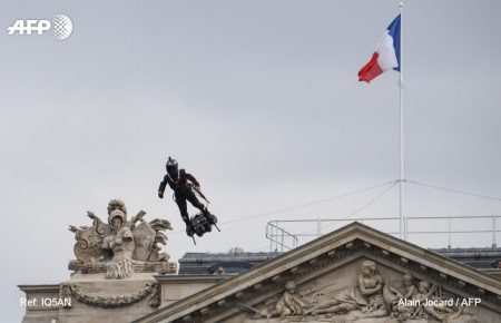 На параді у Парижі винахідник продемонстрував політ на власній розробці ховерборда