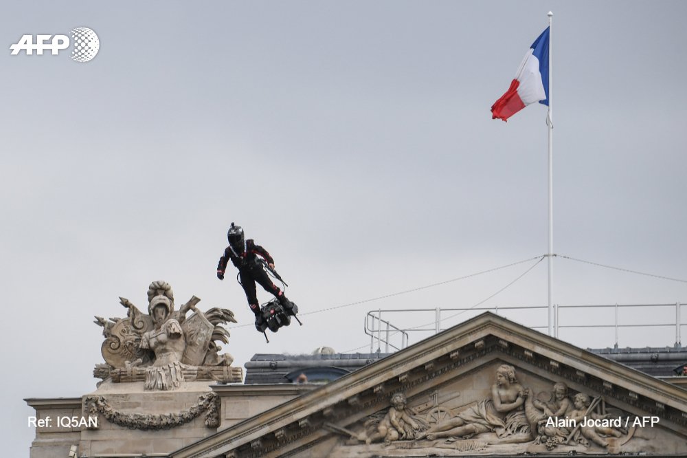 На параді у Парижі винахідник продемонстрував політ на власній розробці ховерборда