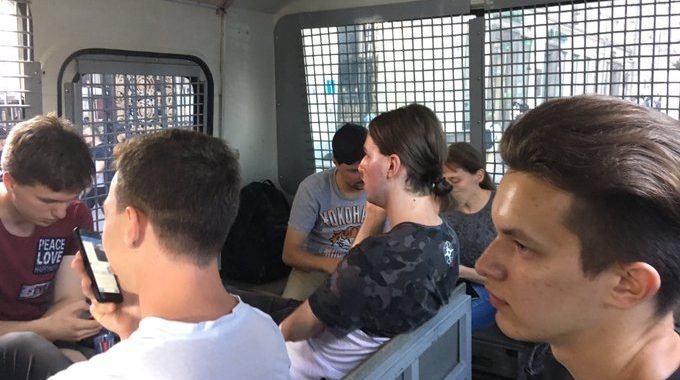 У Москві продовжуються затримки незалежних кандидатів та мітингувальників У Москві продовжуються затримки незалежних кандидатів та мітингувальників