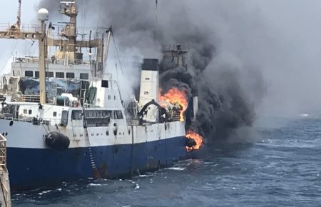 ЗМІ повідомили про пожежу на українському судні біля берегів Африки: зник член екіпажу