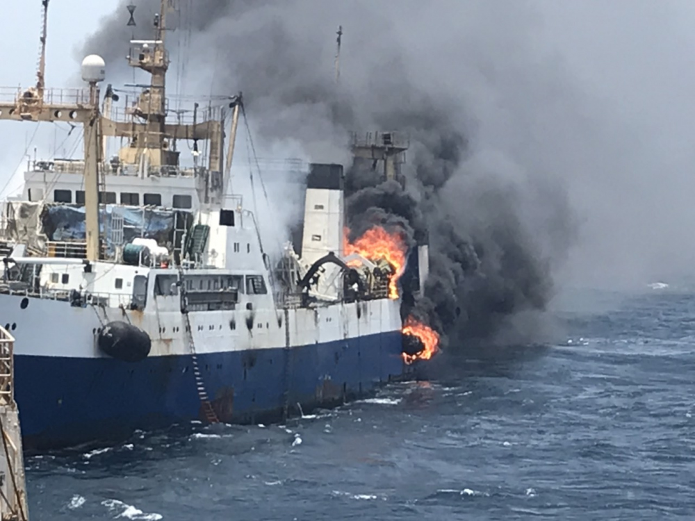 ЗМІ повідомили про пожежу на українському судні біля берегів Африки: зник член екіпажу