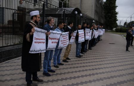 У Києві біля посольства РФ провели акцію протесту проти переслідування кримських татар в Криму (фото)