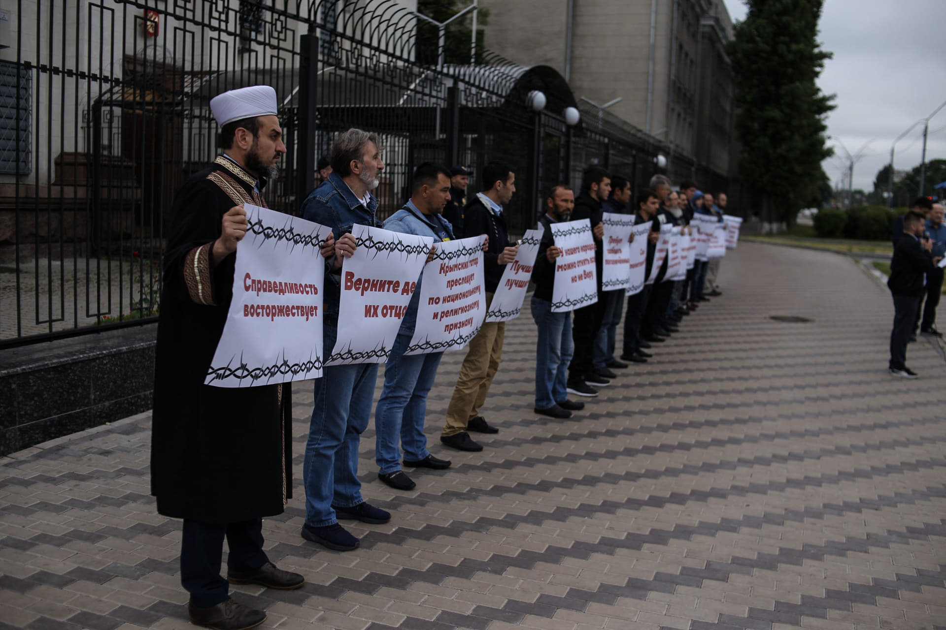 У Києві біля посольства РФ провели акцію протесту проти переслідування кримських татар в Криму (фото)