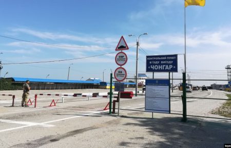 Кабмін дозволив кримчанам віком до 16 років перетинати адмінкордон без паспорту