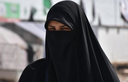 У Тунісі заборонили носити нікаб у державних установах