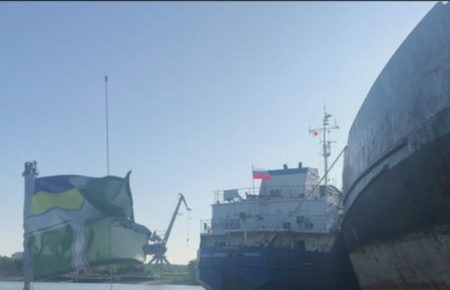 СБУ затримала російський човен, який блокував українські кораблі у Керченській протоці